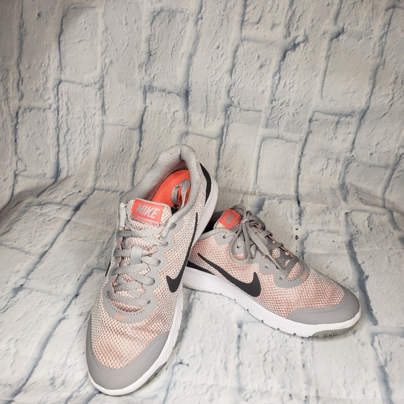 Nike Sneakers size 6.5 - Picture 1 of 9